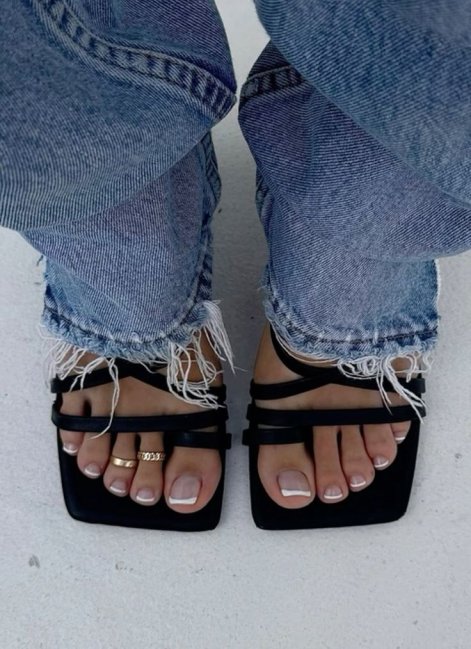 modny-pedicure-wiosna-lato-2025-30