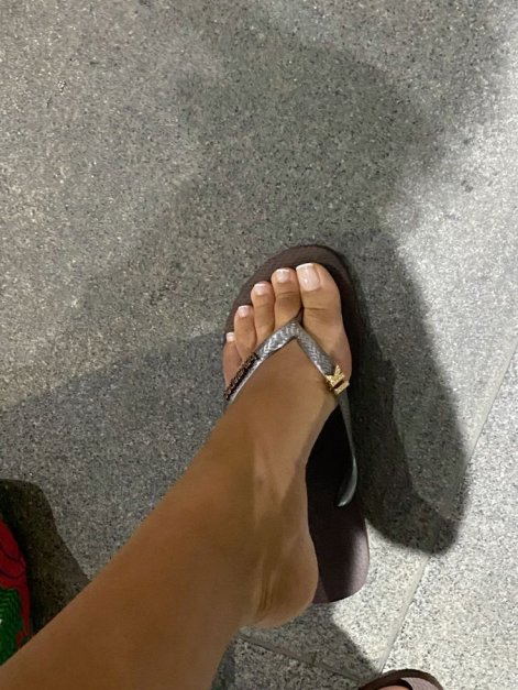 modny-pedicure-wiosna-lato-2025-35