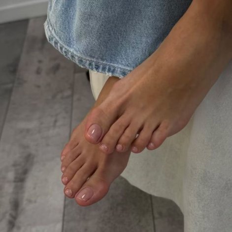 modny-pedicure-wiosna-lato-2025-15