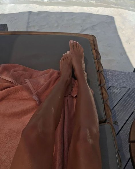 modny-pedicure-na-lato-2025