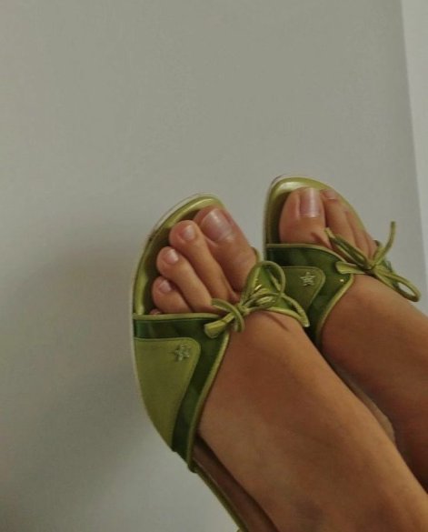 modny-pedicure-na-lato-2025-698