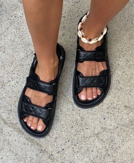 modny-pedicure-na-lato-2025-699