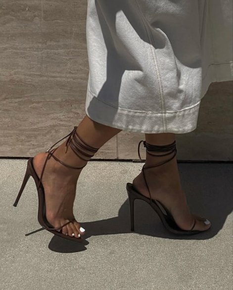 modny-pedicure-na-lato-2025-7