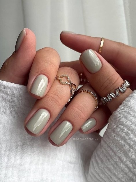 sage-nails-modny-manicure-wiosna-lato-2025-8