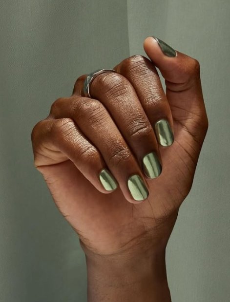 sage-nails-modny-manicure-wiosna-lato-2025-21