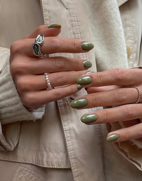 sage-nails-modny-manicure-wiosna-lato-2025-22