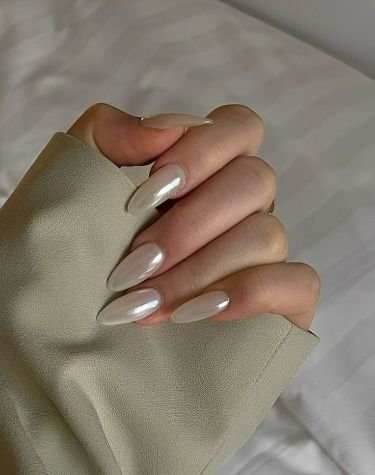 pearl-nail-modne-paznokcie-na-lato-2025-8