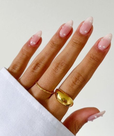 pearl-nails-modne-paznokcie-na-lato-2025-4