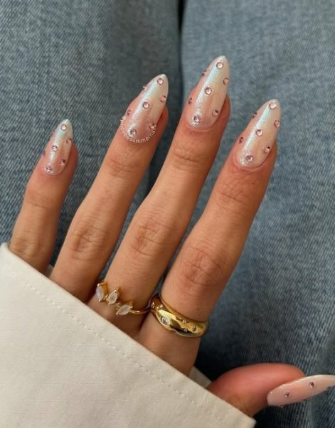 pearl-nails-modne-paznokcie-na-lato-2025-2