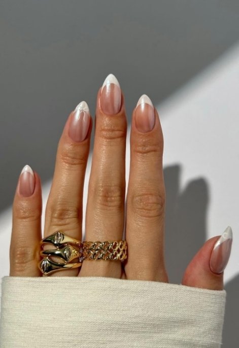 pearl-nails-modne-paznokcie-na-lato-2025-3