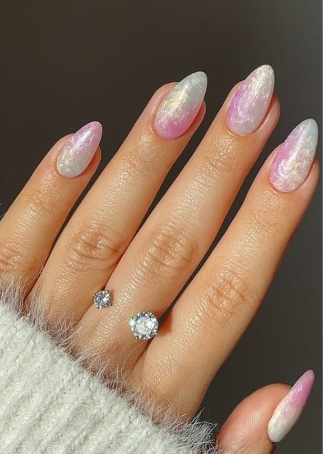 pearl-nails-perłowe-paznokcie-modny-manicure-na-lato-2025-.2