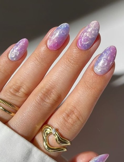 pearl-nails-perłowe-paznokcie-modny-manicure-na-lato-2025-