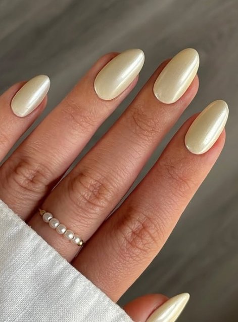 pearl-nails-perłowe-paznokcie-modny-manicure-na-lato-2025-4