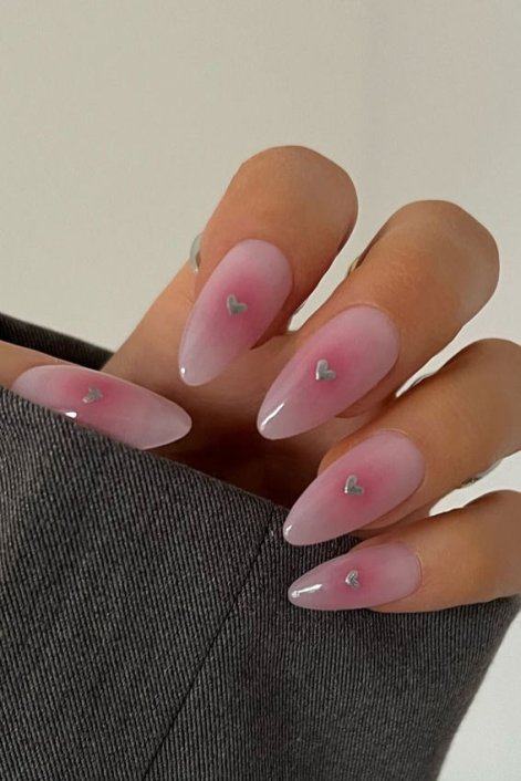 aura-nails-modne-paznokcie-na-lato- 2025-7