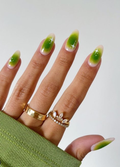 aura-nails-modne-paznokcie-na-lato-2025-1