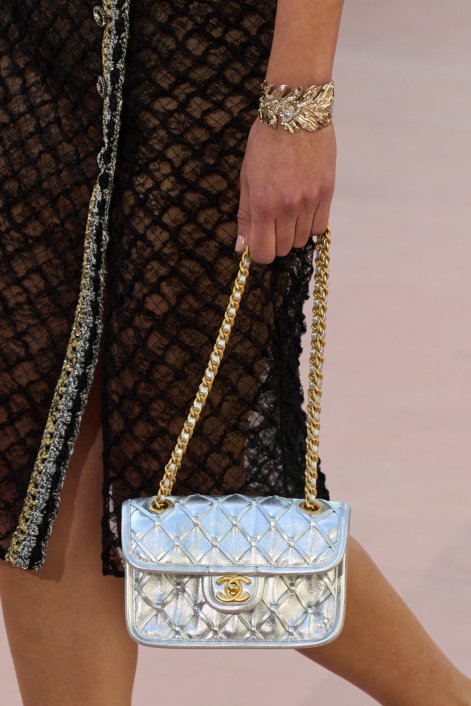 metaliczne-torebki-na-lato-2025-Chanel clp S25 120