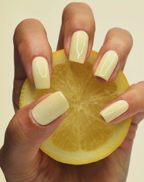 lemon-nails-modne-paznokcie-na-lato-2025-1