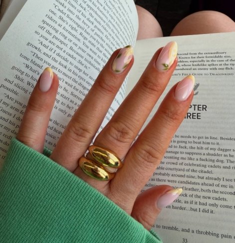 lemon-nails-modne-paznokcie-na-lato-2025-4