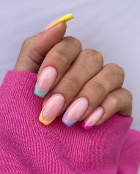 francuski-manicure-na-lato-2025-inspiracje-4
