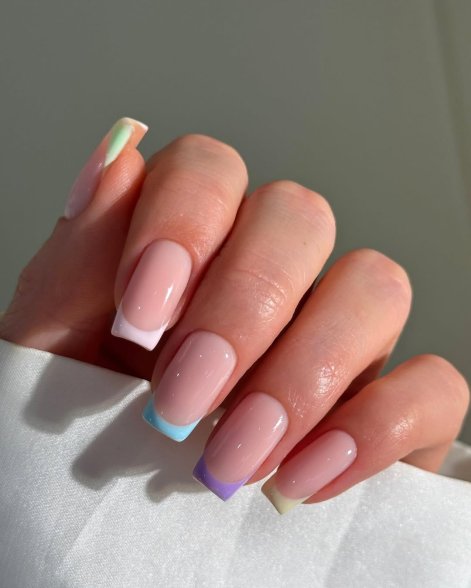 francuski-manicure-na-lato-2025-inspiracje-15