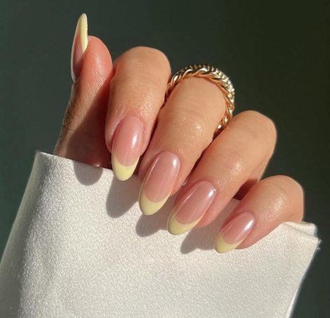 francuski-manicure-na-lato-2025-inspiracje-21