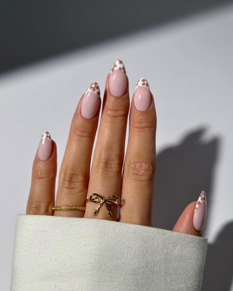 francuski-manicure-na-lato-2025-inspiracje-27