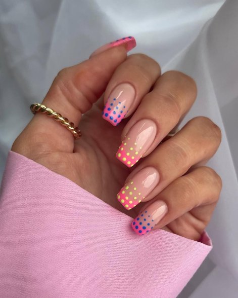 francuski-manicure-na-lato-2025-inspiracje-29