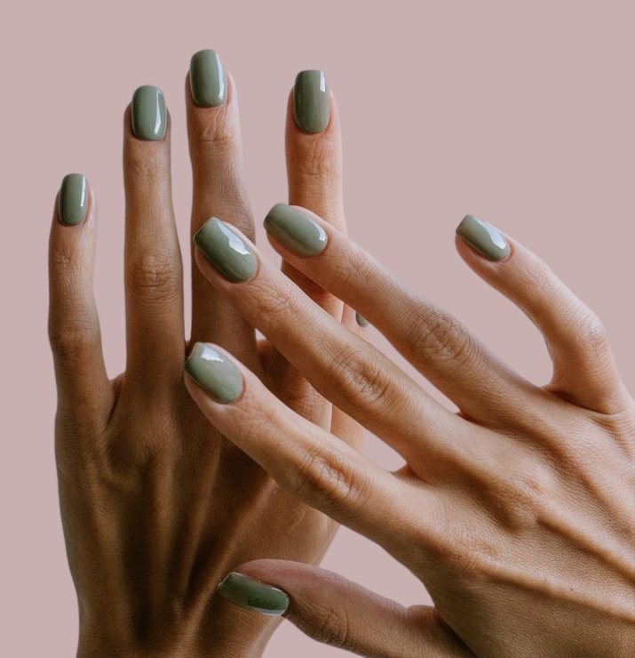 Sage nails: eleganckie, inspirowane naturą, uniwersalne. 19 pomysłów na wakacyjny manicure
