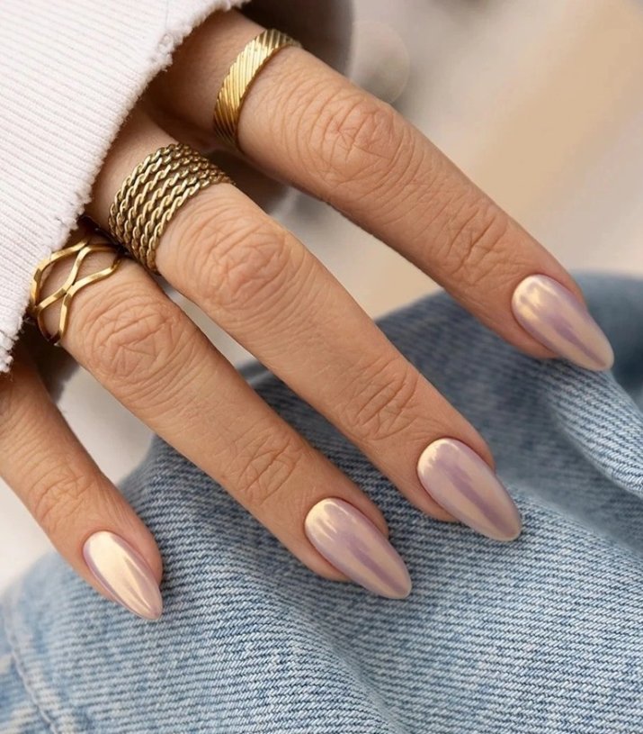 Perłowy manicure pięknie współgra z karmelową skórą. 20 pomysłów na pearl nails