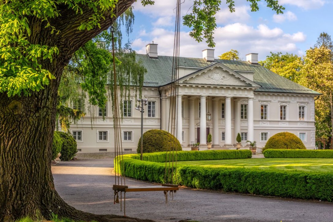 Pałac Mała Wieś: miejsce, które opowiada historię. Ten adres wpisujemy na mapę luksusowego wypoczynku