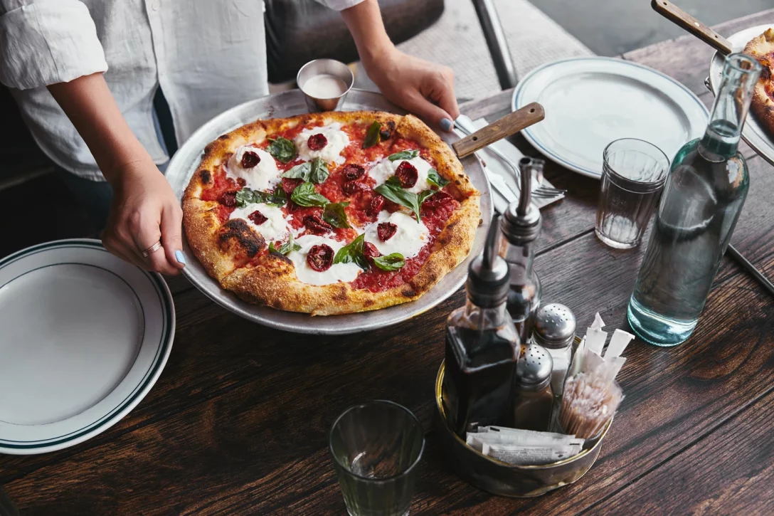 Najlepsze pizzerie w Warszawie: 15 adresów z autentyczną, włoską Napoletaną