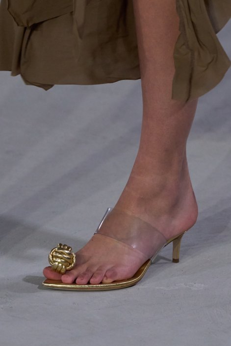 buty-z-metalowym-akcentem-trend-na-lato-2025-Philosophy clp S25 056