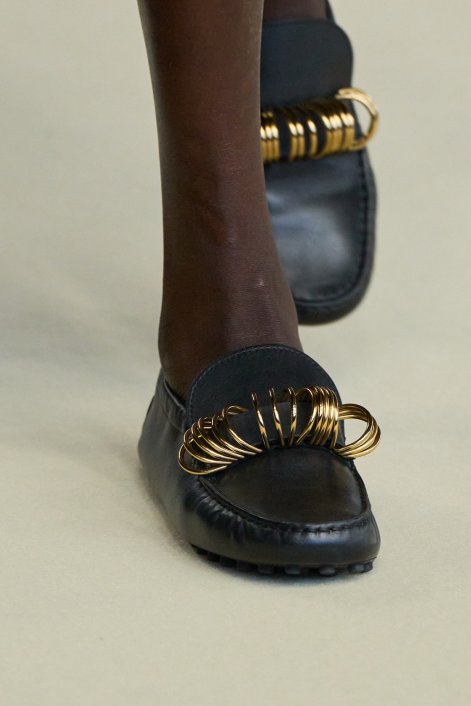 buty-z-metalowym-akcentem-trend-na-lato-2025-Tod s clp S25 044