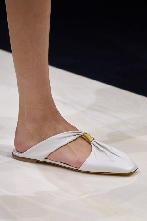 buty-z-metalowym-akcentem-trend-na-lato-2025-Emporio Armani clp S25 287