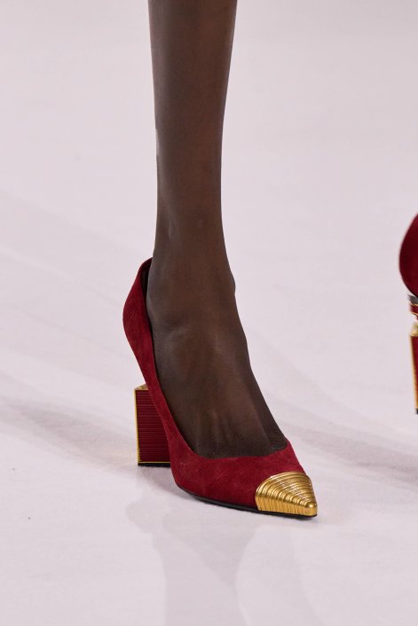 buty-z-metalowym-akcentem-trend-na-lato-2025-Balmain clp S25 116