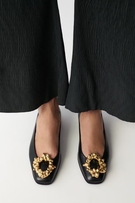 buty-z-metalowym-akcentem-trend-na-lato-2025-chylak