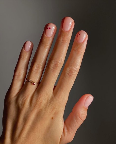 cherry-nails-modne-paznokcie-na-lato-2025-8