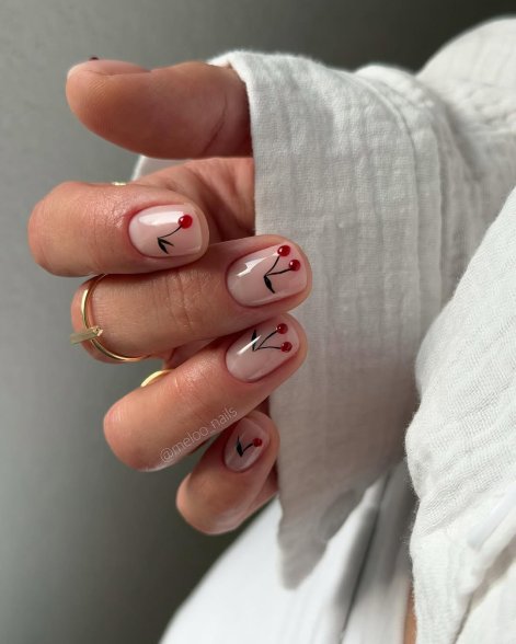 cherry-nails-modne-paznokcie-na-lato-2025-16