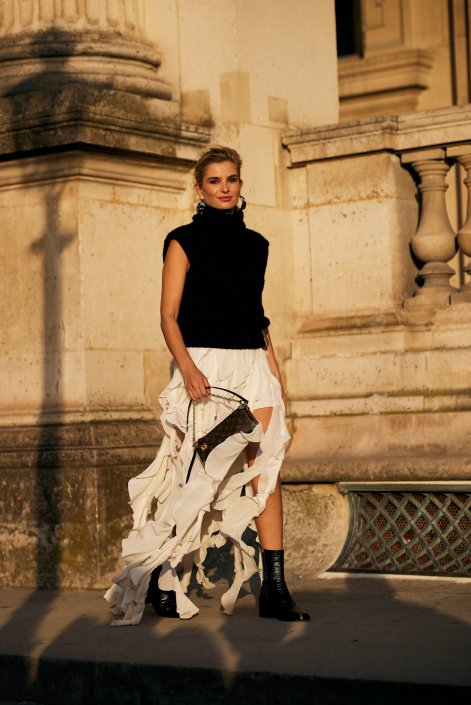dzianinowe-bluzki-trend-na-lato-2025-Paris str S25 3487