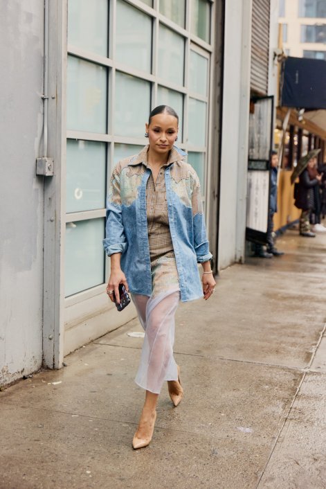 jeansowe-koszule-stylizacje-na-lato-2025-New York str F25 0703