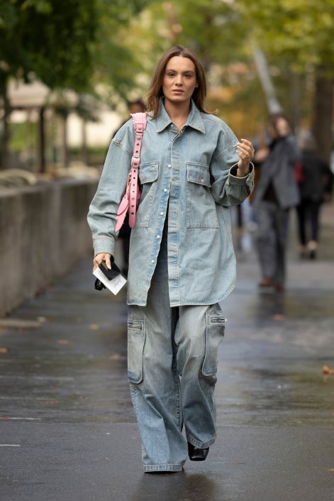jeansowe-koszule-stylizacje-na-lato-2025-Paris str S23 0127