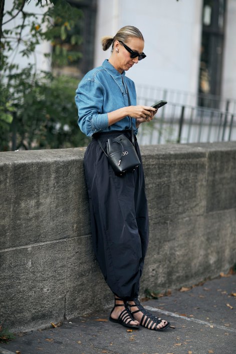 jeansowe-koszule-stylizacje-na-lato-2025-Paris str S24 1451