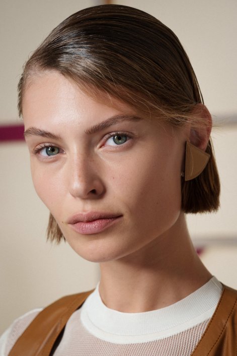 Older-Sister-Side-Part-modna-fryzura-na-lato-2025-Hermes bks S25 045