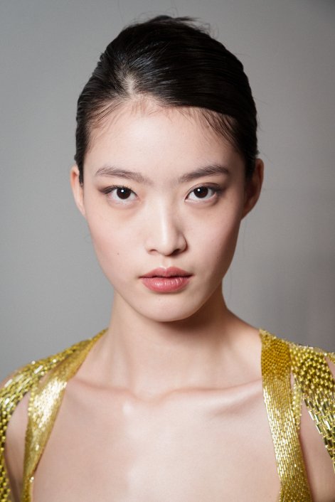 Older-Sister-Side-Part-modna-fryzura-na-lato-2025-Elie Saab HC bks S25 047