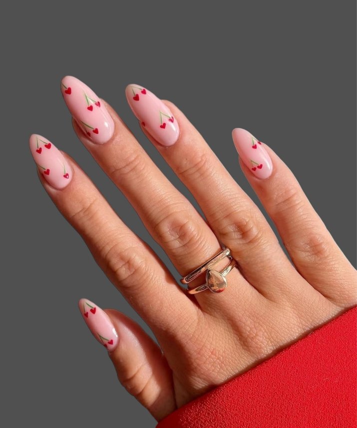 Owocowy motyw w stylowej odsłonie. 16 pomysłów na cherry nails na lato 2025