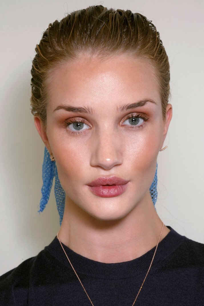 Ta francuska mgiełka to stały punkt w pielęgnacji Rosie Huntington-Whiteley. Koi i przywraca skórze blask