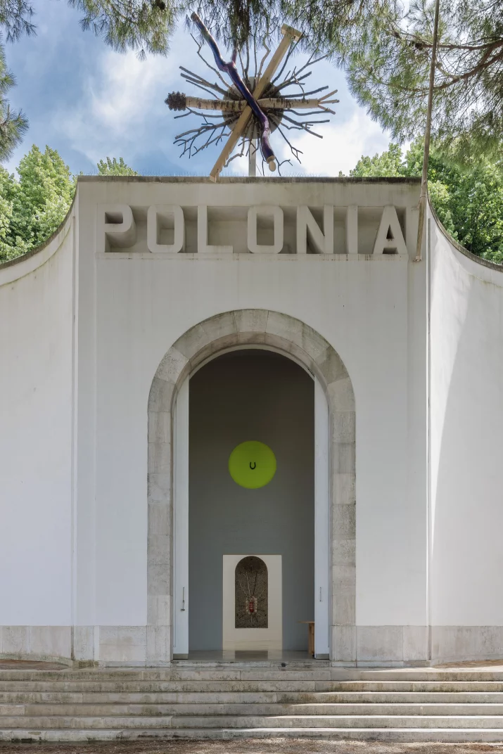 Domowe bóstwa i architektura troski. Ceramika Paradyż wspiera Pawilon Polski na Biennale Architektury
