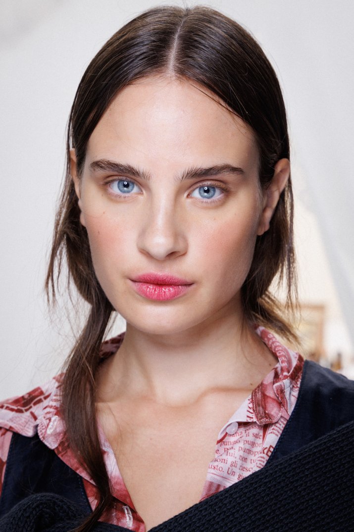 Usta jak po pocałunku. Blurred lips to najgorętszy trend na lato 2025