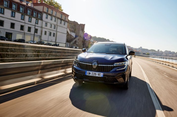 All-new Renault Espace E-Tech 200 ch - Midnight Blue (8)