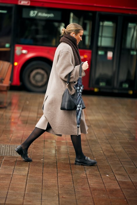 mokasyny - modne buty na jesień 2025, stylizacje